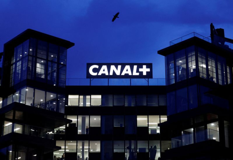 Logo de la chaîne de télévision française "Canal Plus" près de Paris