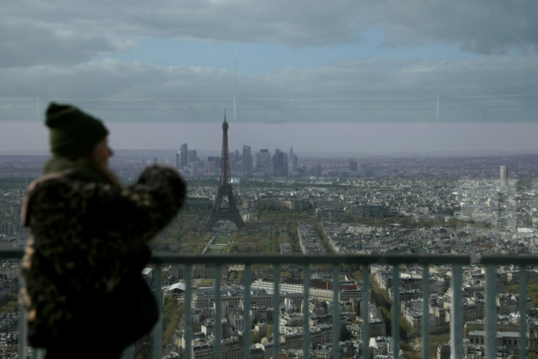 Une vue sur la Tour Eiffel depuis l'Observatoire de la Tour Montparnasse, à Paris, le 30 mars 2026 ( AFP / Alain JOCARD )