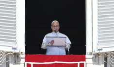 Le pape Léon XIV s’adresse à la foule depuis la fenêtre du palais apostolique donnant sur la place Saint-Pierre lors de sa prière de l’Angélus dominical au Vatican, le 31 août 2025. ( AFP / Alberto PIZZOLI )