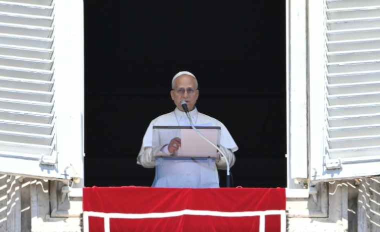 Le pape Léon XIV s’adresse à la foule depuis la fenêtre du palais apostolique donnant sur la place Saint-Pierre lors de sa prière de l’Angélus dominical au Vatican, le 31 août 2025. ( AFP / Alberto PIZZOLI )