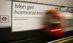 Une publicité dans le métro de Londres incite les hommes à tester leur niveau de testostérone, le 4 janvier 2026  ( AFP / Henry NICHOLLS )