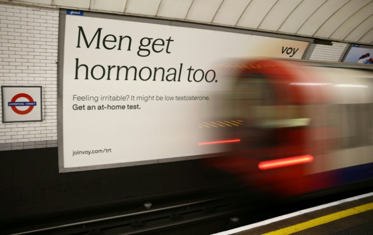 Une publicité dans le métro de Londres incite les hommes à tester leur niveau de testostérone, le 4 janvier 2026  ( AFP / Henry NICHOLLS )