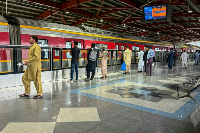 Des personnes attendent un métro sur le quai d'une station à Lahore, le 3 avril 2026 au Pakistan ( AFP / Arif ALI )