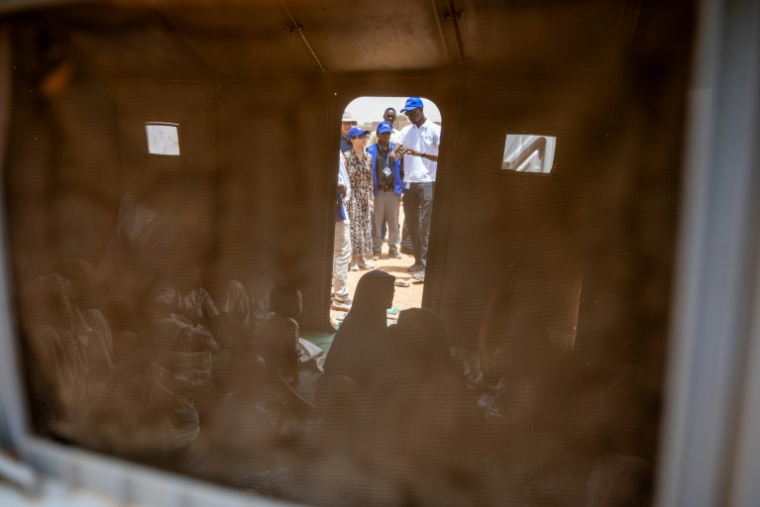 La directrice générale adjointe de l'Organisation internationale pour les migrations (OIM), SungAh Lee, au poste-frontière d'Adré, au Tchad, le 8 juin 2026 ( AFP / Joris Bolomey )