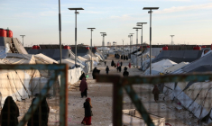 Des enfants et des femmes, proches de djihadistes présumés de l'État islamique, à l'intérieur du camp d'Al-Hol, dans la province de Hassaké, au nord-est de la Syrie, le 21 janvier 2026 ( AFP / OMAR HAJ KADOUR )