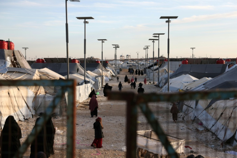 Des enfants et des femmes, proches de djihadistes présumés de l'État islamique, à l'intérieur du camp Al-Hol, dans la province de Hassaké, au nord-est de la Syrie, le 21 janvier 2026 ( AFP / OMAR HAJ KADOUR )