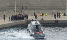 Des militants de la flottille pour Gaza au port d'Atherinolakkos, sur l'île de Crète, après avoir débarqué d'un navire des garde-côtes grecs, après  leur interception par la marine israélienne dans les eaux internationales, le 1er mai 2026 en Grèce ( AFP / Costas METAXAKIS )