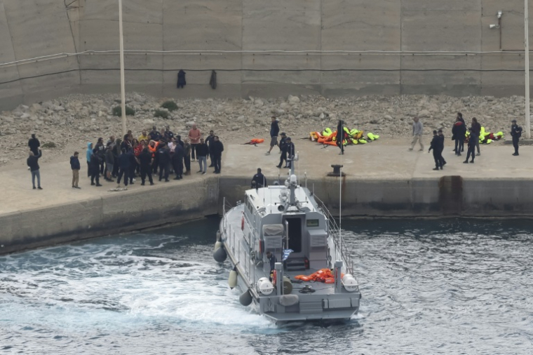 Des militants de la flottille pour Gaza au port d'Atherinolakkos, sur l'île de Crète, après avoir débarqué d'un navire des garde-côtes grecs, après  leur interception par la marine israélienne dans les eaux internationales, le 1er mai 2026 en Grèce ( AFP / Costas METAXAKIS )