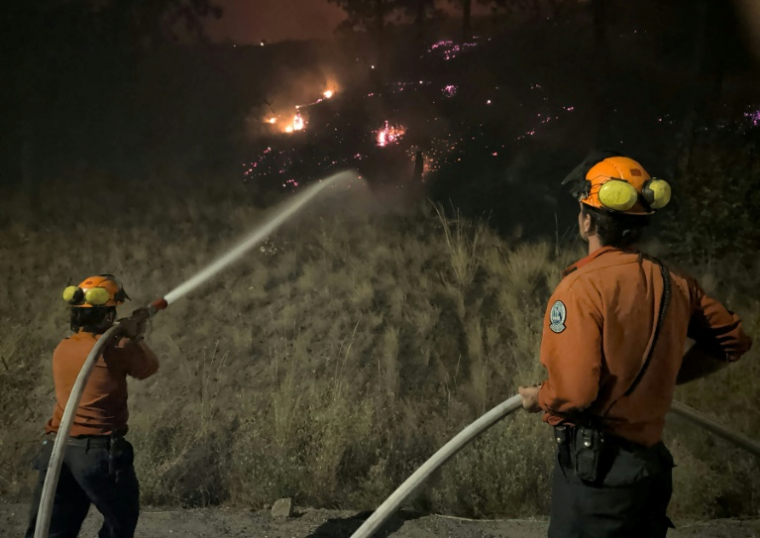 Des pompiers en lutte contre l'incendie de Bald Range, dans l'ouest du Canada le 7 août 2026 (photo diffusée par le Service des incendies de forêt de la province de Colombie-Britannique) ( BC Wildfire Service / Handout )