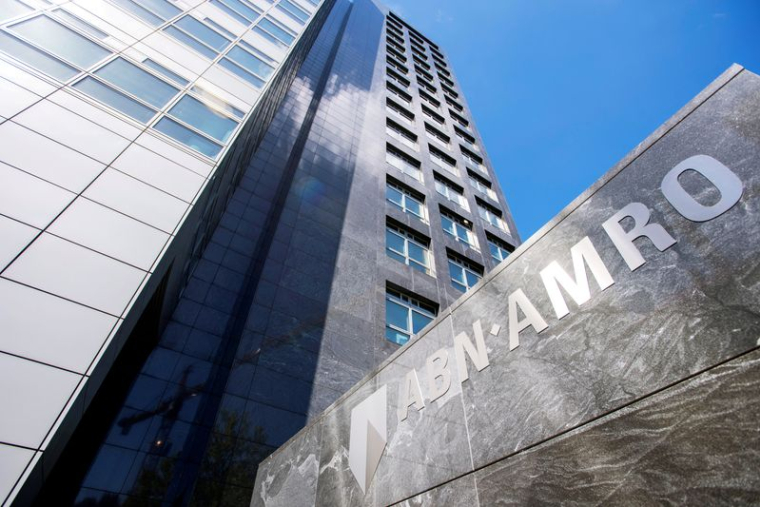 Le logo d'ABN AMRO est visible au siège social à Amsterdam