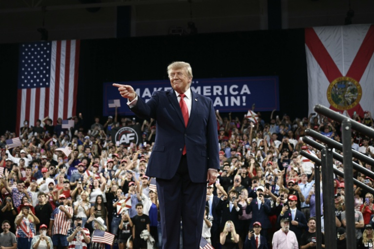 Le président américain Donald Trump arrive pour prendre la parole lors d'un rassemblement de campagne à l'Alico Arena, à l'Université Florida Gulf Coast de Fort Myers, en Floride, le 23 octobre 2026 ( AFP / Brendan SMIALOWSKI )