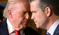 Donald Trump et Pete Hegseth à Palm Beach le 22 décembre 2025.  ( AFP / ANDREW CABALLERO-REYNOLDS )