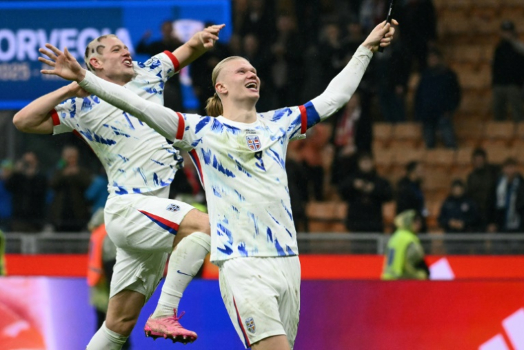 Le capitaine norvégien Erling Haaland (d), auteur d'un doublé face à l'Italie, et son coéquipier Julian Ryerson, fêtent la qualification pour le Mondial-2026, le 16 novembre 2025 à San Siro ( AFP / Alberto PIZZOLI )