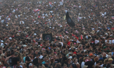 Des fans du chanteur croate nationaliste Marko Perkovic Thompson rassemblés à Zagreb pour un concert du chanteur, le 5 juillet 2025 ( AFP / Damir SENCAR )