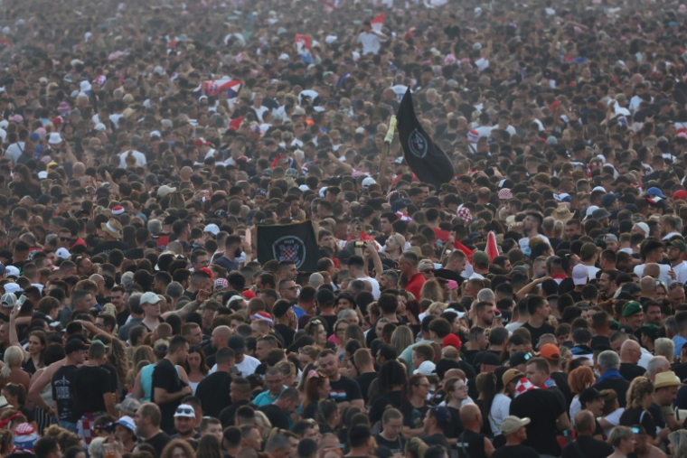 Des fans du chanteur croate nationaliste Marko Perkovic Thompson rassemblés à Zagreb pour un concert du chanteur, le 5 juillet 2025 ( AFP / Damir SENCAR )