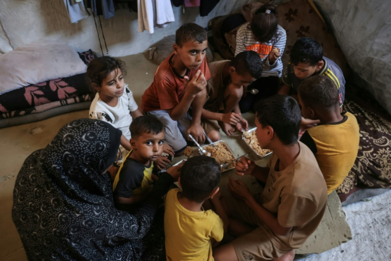 Nihaya Al-Masri(G), une Palestinienne déplacée qui vit avec ses huit enfants sous une tente à Khan Younès, dans le sud du territoire palestinien, le 6 octobre 2026  ( AFP / Bashar Taleb )