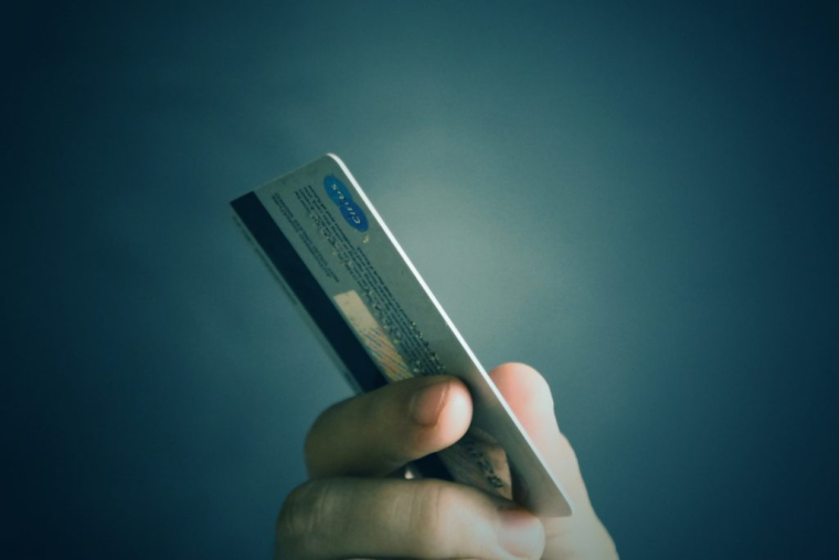 Deux transactions par carte bleue, l'une de 500 euros et l'autre de 1 500 euros, ont été effectuées auprès d'un commerçant bulgare. Photo d'illustration. (mastersenaiper / Pixabay)