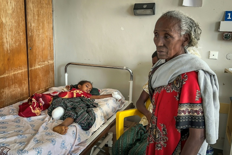 Des proches veillent le 6 octobre 2026 sur Lomo, 6 ans, amputée d'une jambe, à l'hôpital Aydar de Mekele, capitale de l'Etat régional du Tigré, dans le nord de l'Ethiopie ( AFP / - )