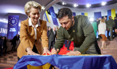 L'UE prévoit des sanctions contre Moscou pour l'anniversaire de l'invasion de l'Ukraine ( Ukrainian presidential press-ser / STR )