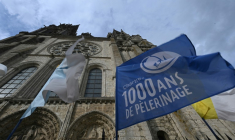 Un drapeau "Chartres 1000 ans de pèlerinage" devant la cathédrale Notre-Dame de Chartres, le 5 juin 2025 en Eure-et-Loire ( AFP / JEAN-FRANCOIS MONIER )