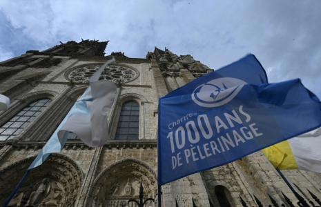 Un drapeau "Chartres 1000 ans de pèlerinage" devant la cathédrale Notre-Dame de Chartres, le 5 juin 2025 en Eure-et-Loire ( AFP / JEAN-FRANCOIS MONIER )