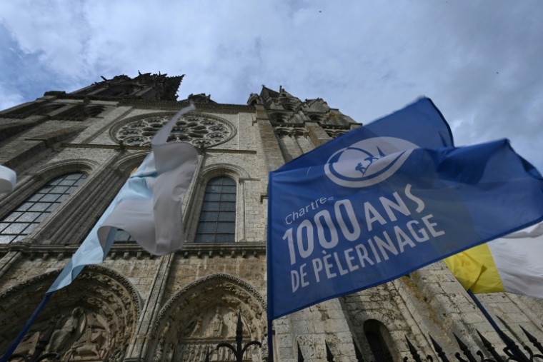 Un drapeau "Chartres 1000 ans de pèlerinage" devant la cathédrale Notre-Dame de Chartres, le 5 juin 2025 en Eure-et-Loire ( AFP / JEAN-FRANCOIS MONIER )