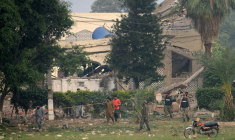 Des paramilitaires inspectent un bâtiment effondré du complexe gouvernemental de santé et d'éducation après les frappes indiennes à Muridke, au Pendjab pakistanais, le 7 mai 2025 ( AFP / Murtaz Ali                           )