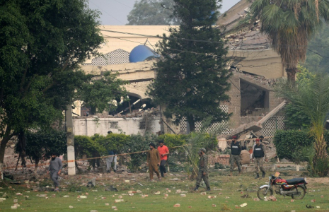 Des paramilitaires inspectent un bâtiment effondré du complexe gouvernemental de santé et d'éducation après les frappes indiennes à Muridke, au Pendjab pakistanais, le 7 mai 2025 ( AFP / Murtaz Ali                           )
