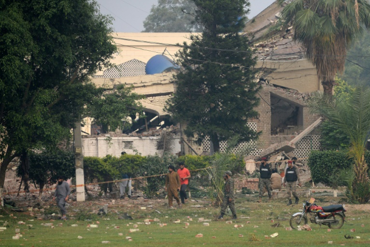 Des paramilitaires inspectent un bâtiment effondré du complexe gouvernemental de santé et d'éducation après les frappes indiennes à Muridke, au Pendjab pakistanais, le 7 mai 2025 ( AFP / Murtaz Ali )
