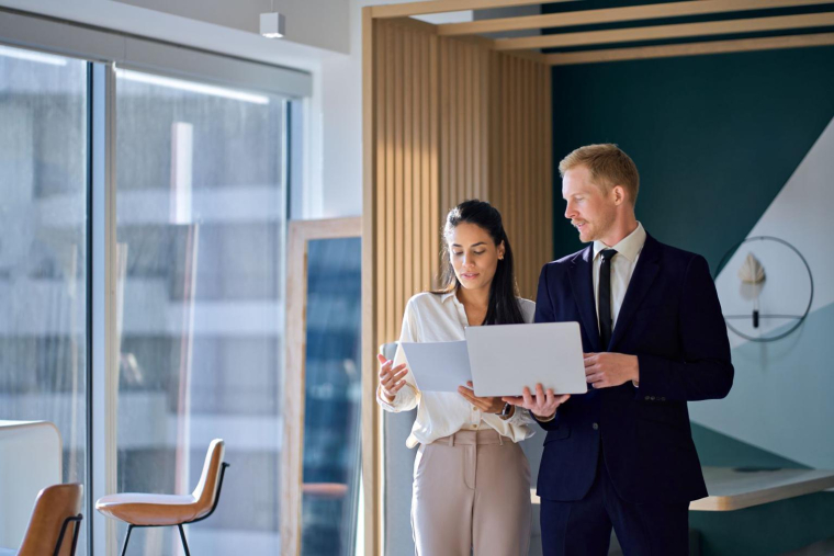 Une OPA est la fusion de deux entreprises. Les futures fusions dépendent des taux d’intérêt à venir et de la stabilité politique. ( crédit photo : Shutterstock )