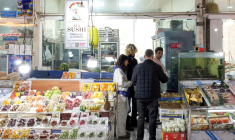 Des habitants font leurs courses dans un bazar de Téhéran, le 10 mars 2026 ( AFP / - )