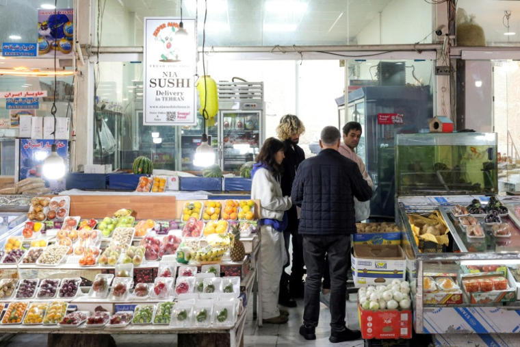 Des habitants font leurs courses dans un bazar de Téhéran, le 10 mars 2026 ( AFP / - )