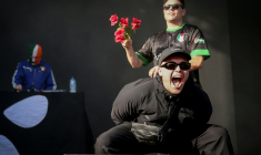 Liam O'Hanna, alias Mo Chara (au centre) et Naoise O Caireallain, alias Moglai Bap (à droite), du trio Kneecap, sur la scène de Rock en Seine le 24 août 2025 à Saint-Cloud, près de Paris ( AFP / Guillaume BAPTISTE )