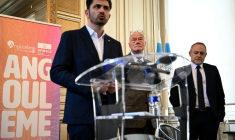Le maire d'Angoulême, Xavier Bonnefont, s'adresse aux médias à l'hôtel de ville d'Angoulême, dans la Charente, le 20 novembre 2025 ( AFP / Christophe ARCHAMBAULT )