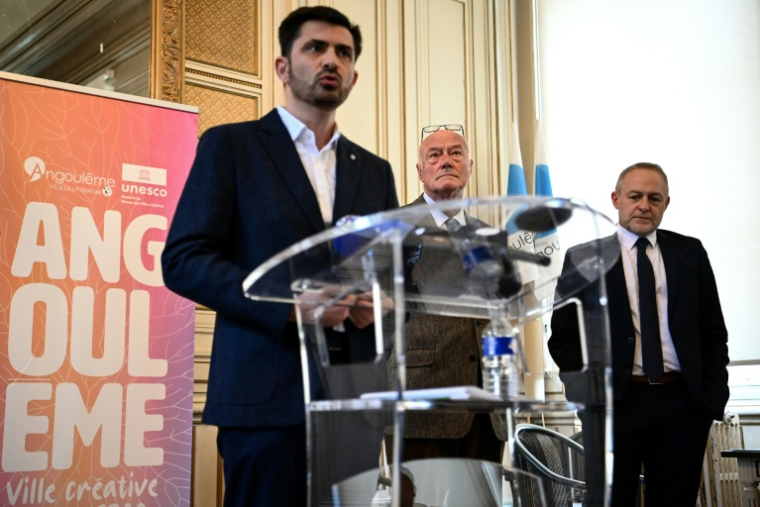 Le maire d'Angoulême, Xavier Bonnefont, s'adresse aux médias à l'hôtel de ville d'Angoulême, dans la Charente, le 20 novembre 2025 ( AFP / Christophe ARCHAMBAULT )