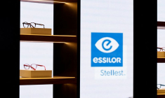 Un logo d'Essilor est exposé dans l'espace d'exposition EssilorLuxottica au SILMO à Villepinte