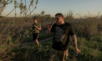 Des soldats ukrainiens inspectent les débris d'un drone explosif lancé par la Russie et qui a touché terre dans un village proche de la ligne de front dans la région de Dnipropetrovsk, dans l'est de l'Ukraine, le 19 avril 2025 ( AFP / Roman PILIPEY )