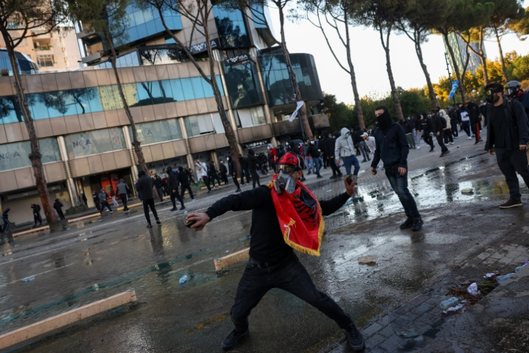 Heurts entre policiers et manifestants à Tirana, le 16 octobre 2026 ( AFP / Adnan Beci )