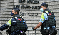 Des policiers devant le tribunal de West Kowloon, à Hong Kong, le 12 janvier 2026, avant les débats sur la peine à infliger à l'ex-magnat des médias prodémocratie Jimmy Lai ( AFP / Peter PARKS )