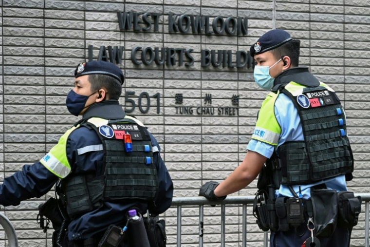 Des policiers devant le tribunal de West Kowloon, à Hong Kong, le 12 janvier 2026, avant les débats sur la peine à infliger à l'ex-magnat des médias prodémocratie Jimmy Lai ( AFP / Peter PARKS )