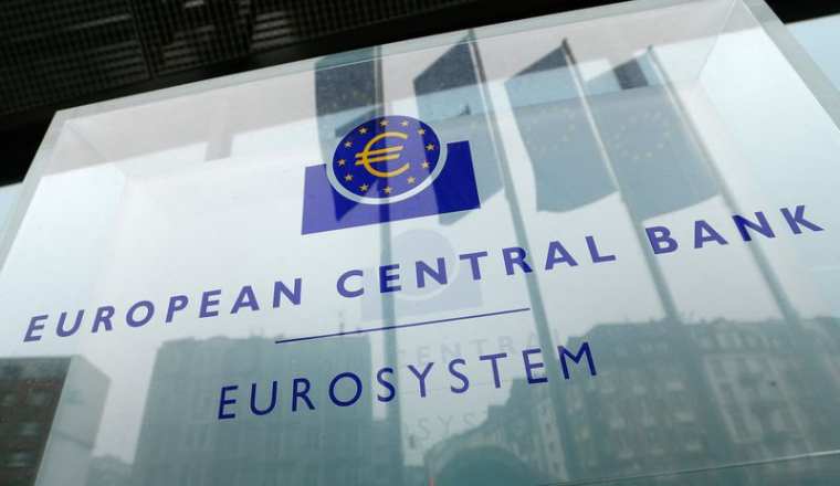 Le logo de la Banque centrale européenne est visible à l'extérieur de son siège à Francfort