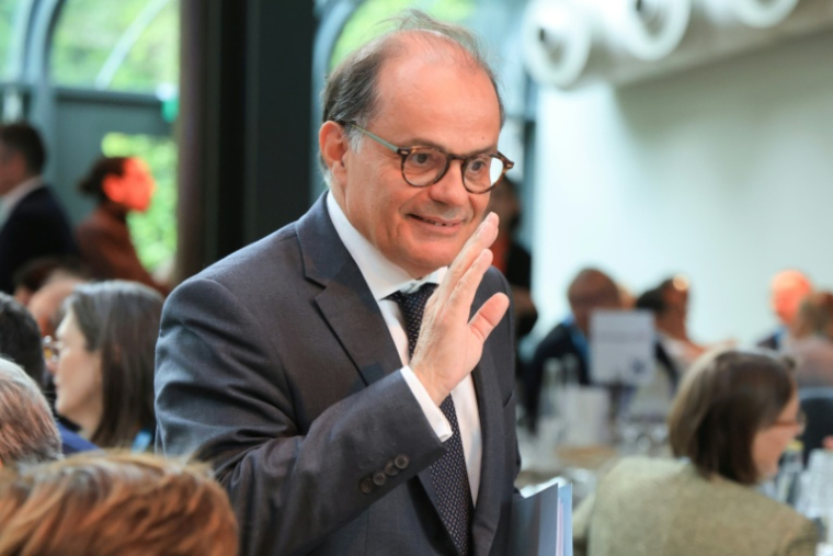 Emmanuel Moulin, gouverneur de la Banque de France, salue la foule lors du 8e Paris Finance Forum (PFF) organisé au Pavillon Gabriel, à Paris, le 9 juin 2026 ( AFP / Ludovic MARIN )