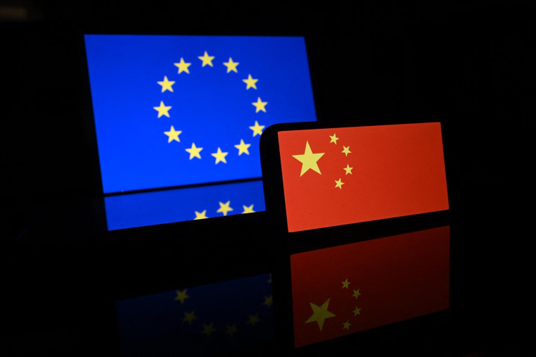 "Si l'UE persistait à vouloir imposer de telles dispositions, la Chine serait contrainte de prendre des contre-mesures, pour défendre ses intérêts légitimes" a prévenu chef de la mission chinoise auprès de l'UE, Cai Run. ( AFP / NICOLAS TUCAT )