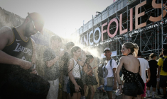Des festivaliers se rafraîchissent à l'aide de brumisateurs aux Francofolies de La Rochelle, le 11 juillet 2026 ( AFP / Philippe LOPEZ )