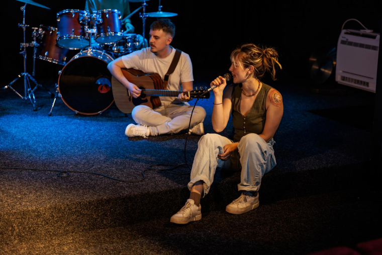La scène musicale française regorge d’opportunités méconnues pour assister à des concerts gratuits ou à tarif réduit. ( crédit photo : Getty Images )
