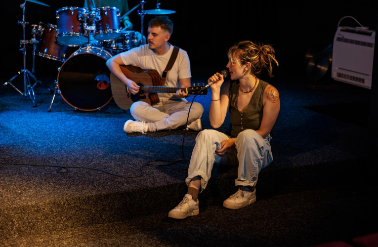 La scène musicale française regorge d’opportunités méconnues pour assister à des concerts gratuits ou à tarif réduit. ( crédit photo : Getty Images )
