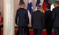 Trump et Zelensky posent pour une photo de groupe avec des dirigeants européens