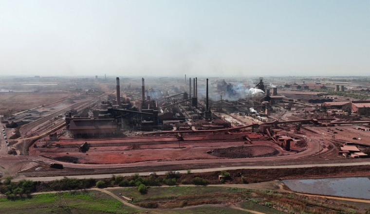 Une vue de drone montre l'usine sidérurgique d'ArcelorMittal à Vanderbijlpark