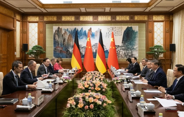 Le chancelier allemand Friedrich Merz (2e g) lors d'une réunion avec le président chinois Xi Jinping à Pékin, le 25 février 2026 ( POOL / JESSICA LEE )