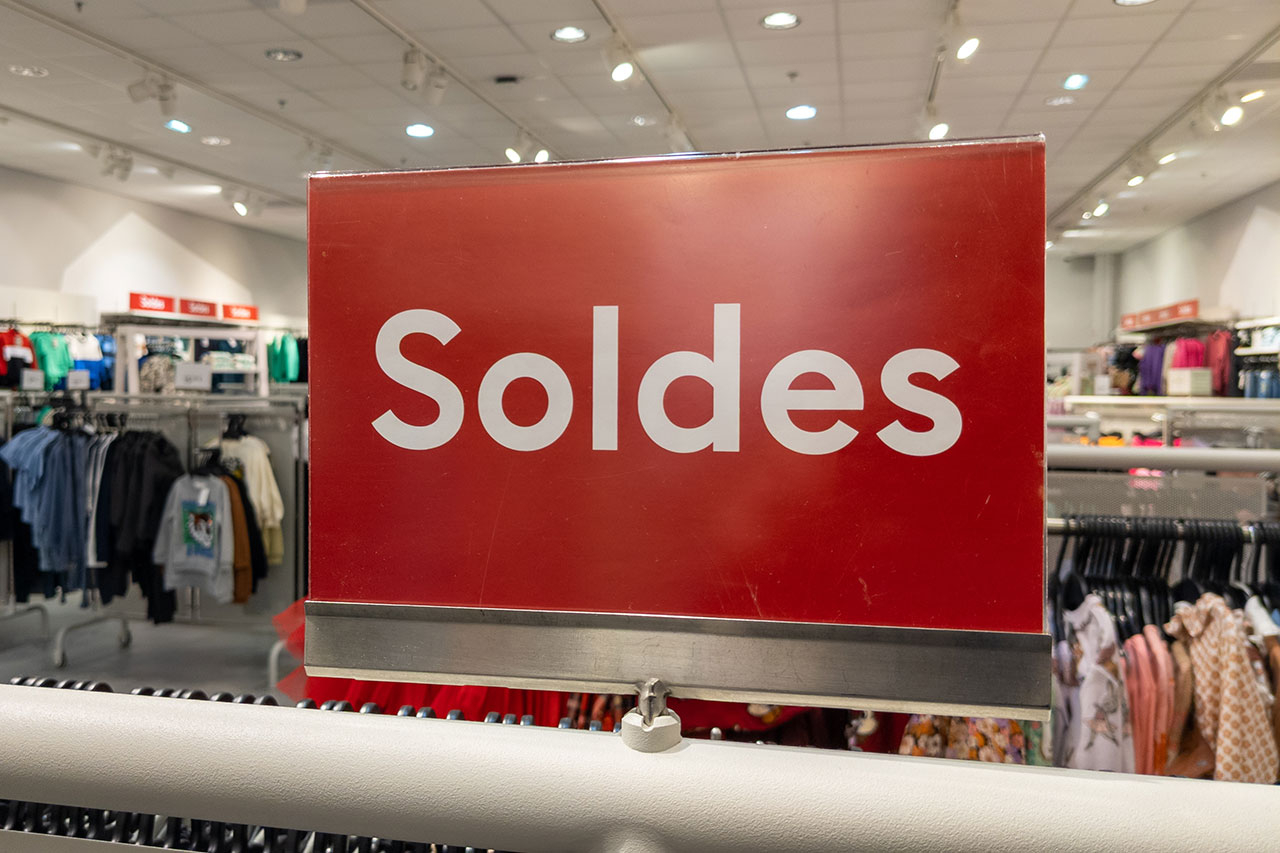 (Crédits photo : Adobe Stock - Soldes d'hiver dates et départements)